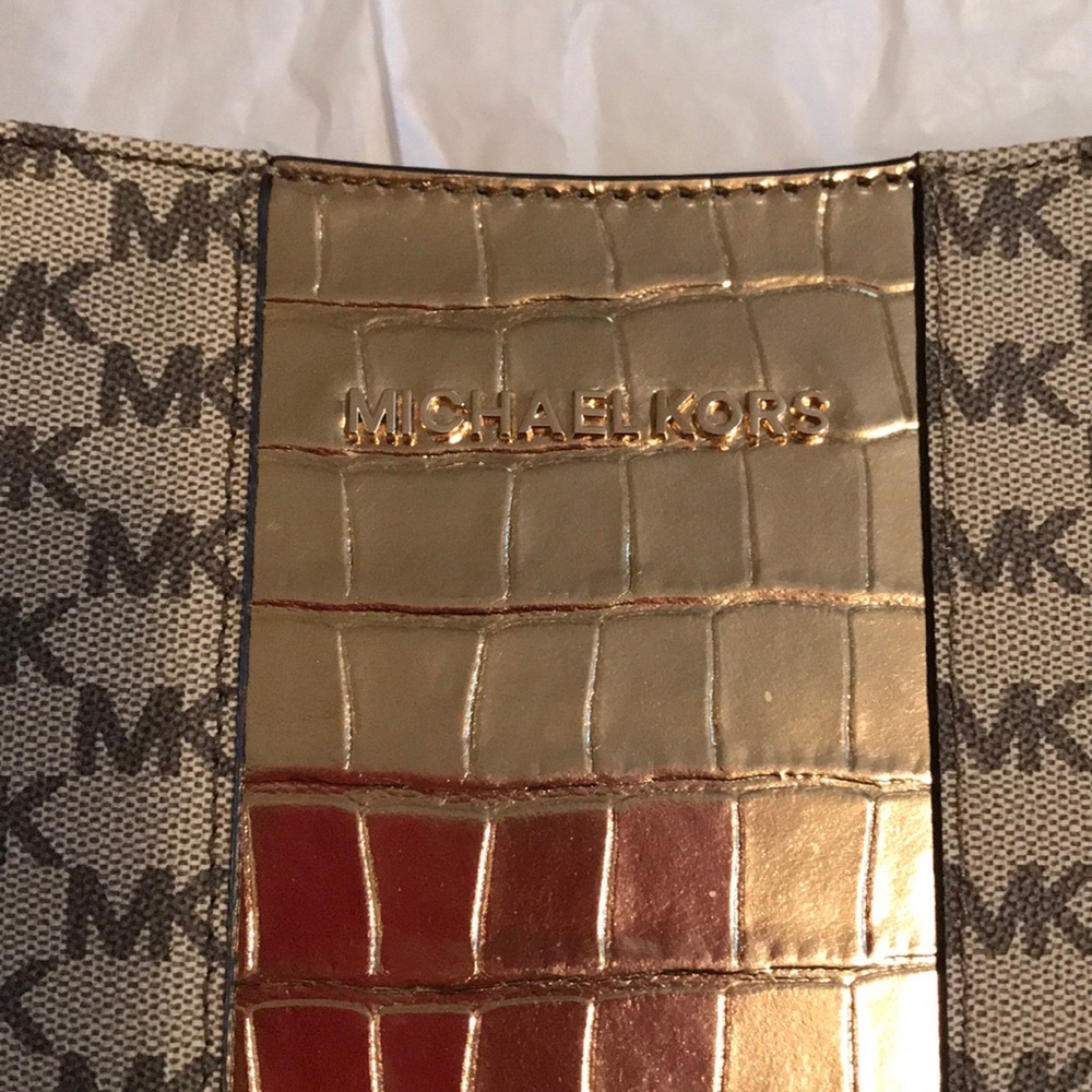Michael Kors Large Messenger Bag - Picture 3 of 5